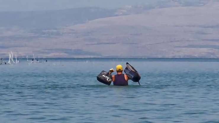 דגל ישראל לצד כיסא צהוב ודגל למען החטופים
