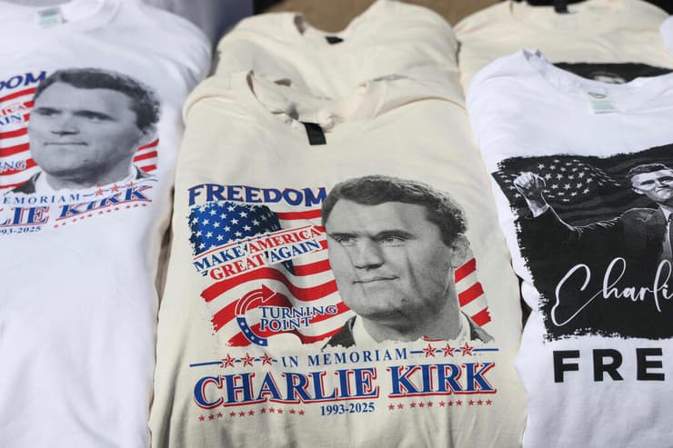 ארה"ב רצח צ'רלי קירק מנחמים ליד מטה Turning Point USA מוכרים חולצות ב אצטדיון אריזונה לקראת טקס פרידה