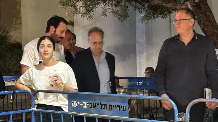 בחבח (במרכז) בביקור בישראל (צילום: הגר כוכבי) בישארה בחבח מתווך פלסטיני אמריקני נפגש עם משפחות חטופים בישראל