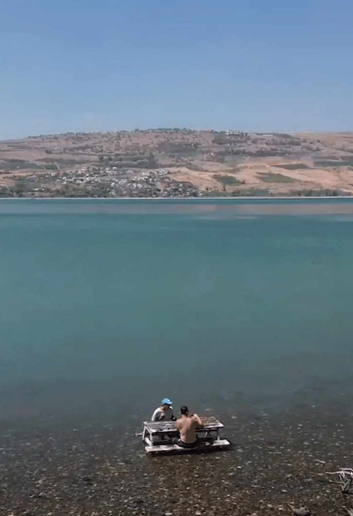 שולחן הפיקניק שהוצב באי בכינרת
