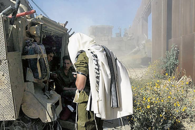 לוחם צה"ל מתפלל ברפיח