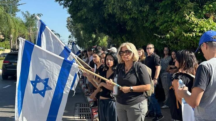 תושבי תל מונד במסע ההלוויה (צילום: דוברות תל- מונד) שיירת דגלים ומסע הלוויה לכבודו של סמל אורן הרשקו ז"ל שנרצח בפיגוע במעבר אלנבי