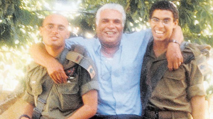 אליעזר פרץ ז"ל (במרכז) עם אלירז (מימין) ואוריאל, שני בניו שנפלו במהלך פעילות מבצעית של צה"ל בהפרש של 12 שנה