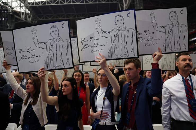 טקס לזכר צ'רלי קירק באצטדיון ב גרנדייל אריזונה ארה"ב