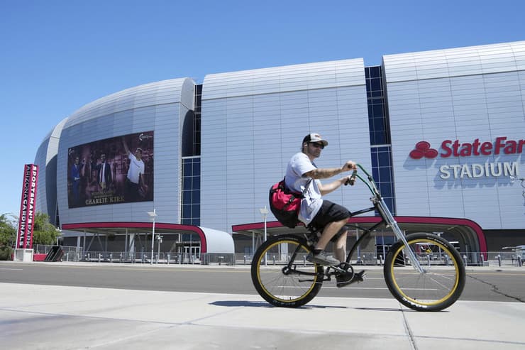 ארה"ב רצח צ'רלי קירק מנחמים ליד מטה Turning Point USA אצטדיון אריזונה טקס פרידה