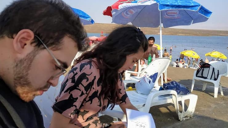 ענבר הימן עם הספר "אמנות האהבה"