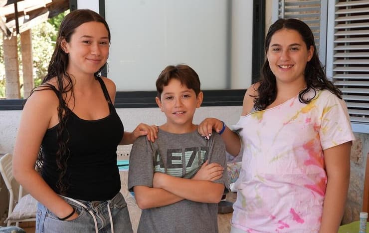 משפחת מנשה ממטולה. מימין לשמאל: שרי, צור וחן