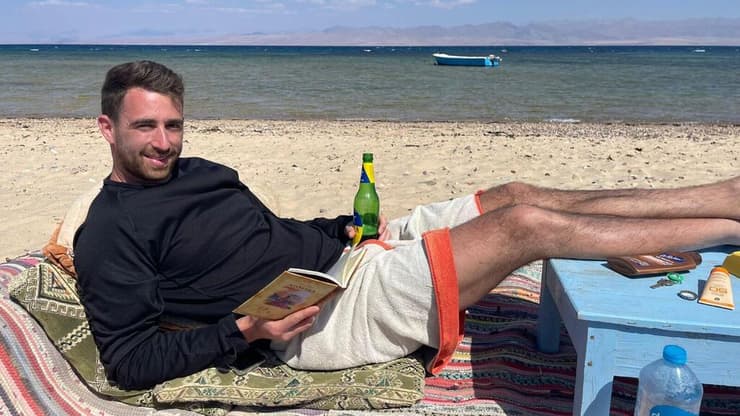 אבינתן אור עם הספר "באדולינה"