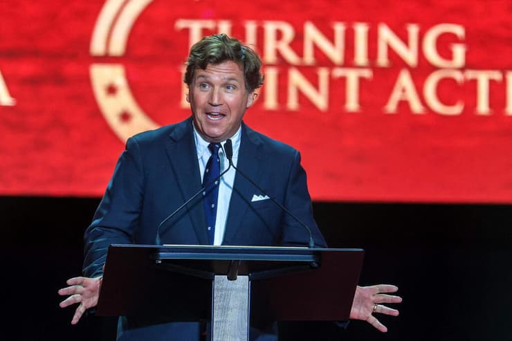 טאקר קרלסון ב טקס לזכר צ'רלי קירק  באצטדיון ב גרנדייל אריזונה ארה"ב