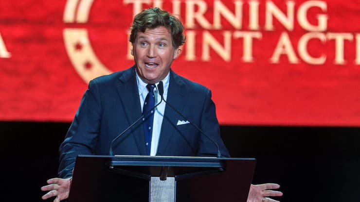 טאקר קרלסון ב טקס לזכר צ'רלי קירק  באצטדיון ב גרנדייל אריזונה ארה"ב