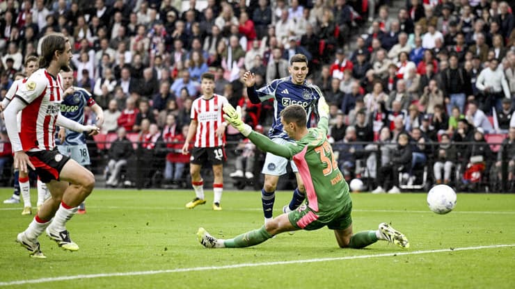 שחקן איאקס אוסקר גלוך כובש נגד פ.ס.וו איינדהובן