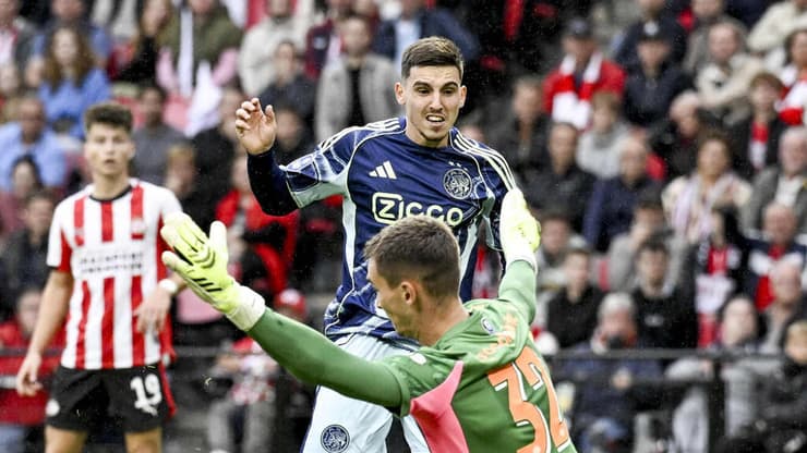 שחקן איאקס אוסקר גלוך כובש נגד פ.ס.וו איינדהובן