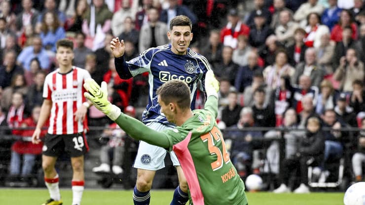 שחקן איאקס אוסקר גלוך כובש נגד פ.ס.וו איינדהובן