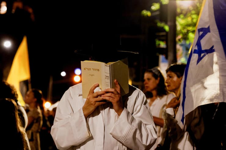 משפחות החטופים בתפילה מול מעון רה״מ