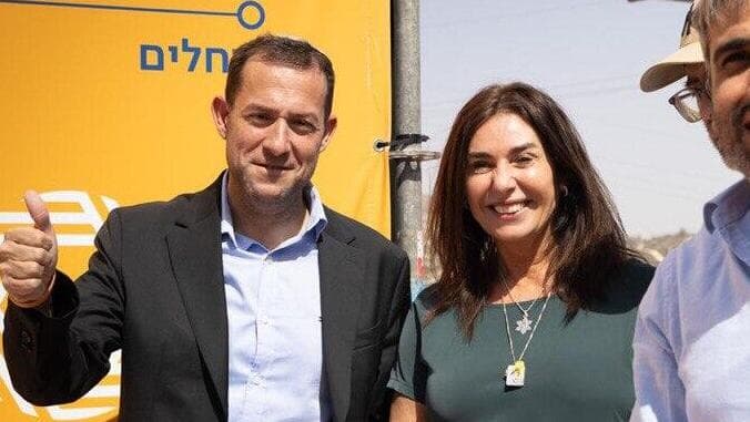 השרה רגב וראש מועצת שומרון בהכרזה על הקו ה חדש, אתמול (צילום: נתיבי איילון) הכרזה על קו מטרונית ביהודה ושומרון