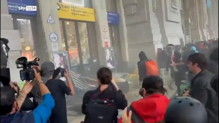 מפגינים פרו פלסטינים משחיתים תחנת רכבת במילאנו