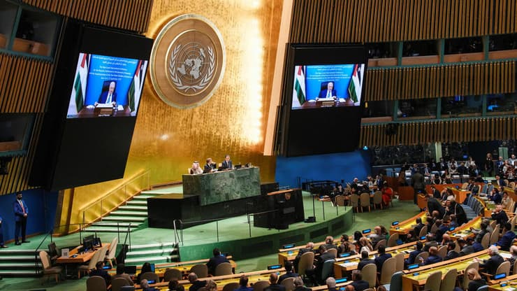 "מהומה רבה על לא דבר". נאום אבו מאזן באו"ם, שלשום (צילום: REUTERS/Eduardo Munoz) אבו מאזן נואם באו"ם