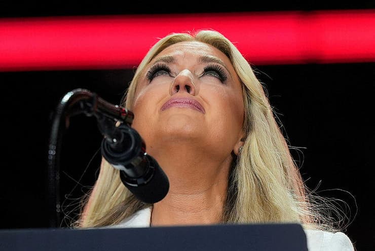 אלמנתו של קירק בטקס האזכרה