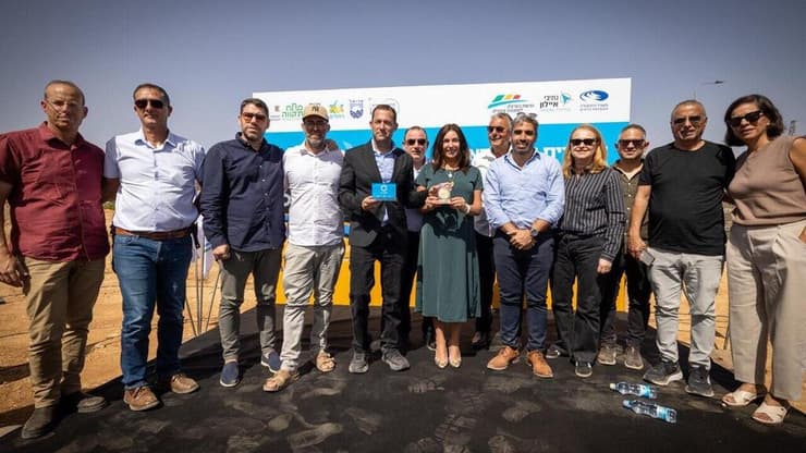 ההכרזה על קו המטרונית. "מתקדמים יחד ליעד: מיליון תושבים בשומרון" (צילום: נתיבי איילון) הכרזה על קו מטרונית ביהודה ושומרון