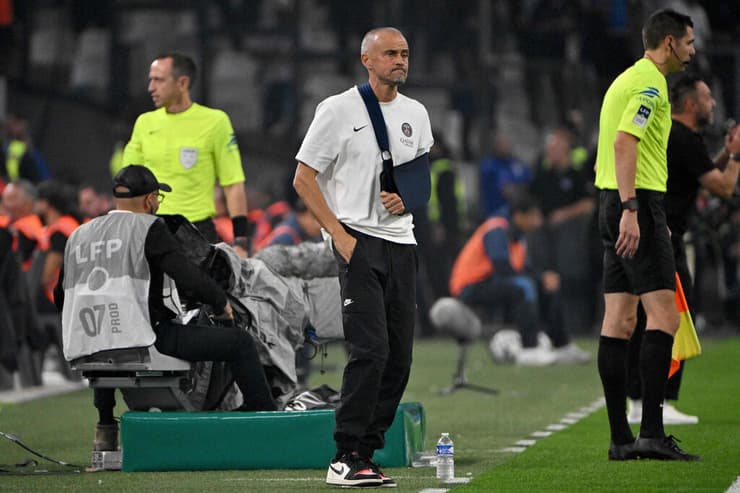 הפסד ליגה ביום בו זכה בתואר מאמן השנה. לואיס אנריקה (צילום: Christophe Simon / AFP) לואיס אנריקה