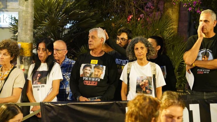 משפחות החטופים בתפילה מול מעון רה״מ