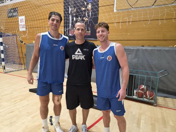 בני יחד עם ברנר ואריאל באימון (צילום: באדיבות מכבי קבוצת כנען רמת גן) בני יחד עם ברנר ואריאל באימון