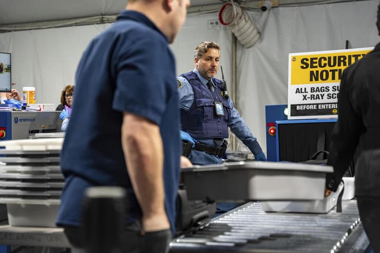 האבטחה במטה האו"ם בניו יורק, לקראת העצרת (צילום: AP Photo/Angelina Katsanis) אבטחה במטה האו"ם או""ם ניו יוק לקראת עצרת כללית העצרת הכללית