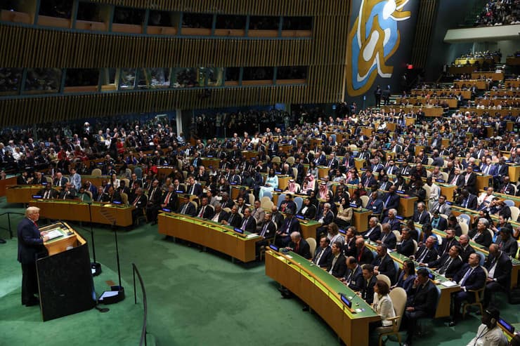 "עצום שהייתי צריך לפעול במקום האו"ם, הוא לא מממש את הפוטנציאל". טראמפ באולם בניו יורק (צילום: ANGELA WEISS / AFP) נשיא ארה"ב דונלד טראמפ נואם בעצרת הכללית של האו"ם בניו יורק