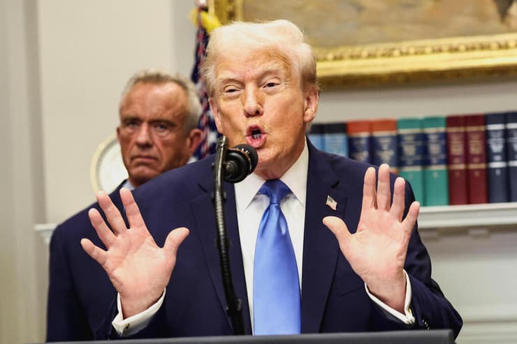 נשיא ארה"ב דונלד טראמפ ושר הבריאות האמריקני רוברט פ. קנדי ג'וניור ממשיכים לטלטל את מערכת הבריאות (צילום: REUTERS / Kevin Lamarque) נשיא ארה"ב דונלד טראמפ ושר הבריאות האמריקני רוברט פ. קנדי ג'וניור