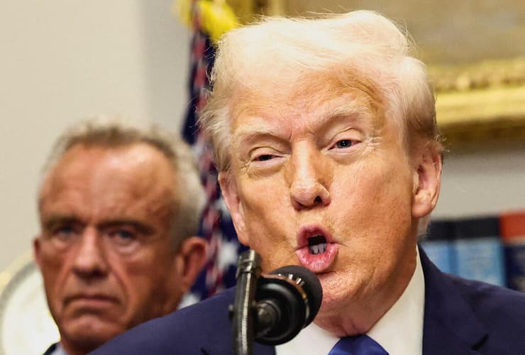 נשיא ארה"ב דונלד טראמפ ושר הבריאות האמריקני רוברט פ. קנדי ג'וניור במהלך ההודעה השנויה במחלוקת (צילום: REUTERS / Kevin Lamarque) נשיא ארה"ב דונלד טראמפ ושר הבריאות האמריקני רוברט פ. קנדי ג'וניור