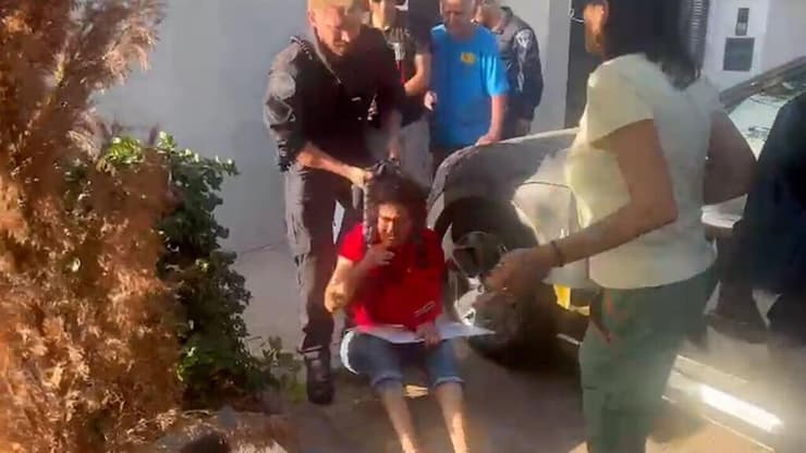 מוחים בהוד השרון מול ביתו של השר יואב קיש 