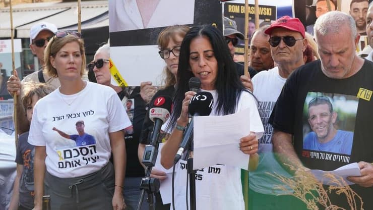 "במקום להושיט לנו יד, נתניהו אטם את ליבו". צנגאוקר בהצהרת המשפחות (צילום: רן מלמד) הצהרת משפחות החטופים במאהל ירושלים