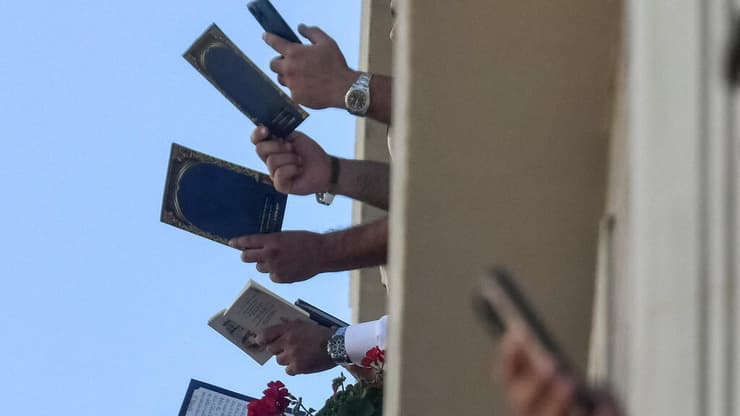 מתפללים באומן