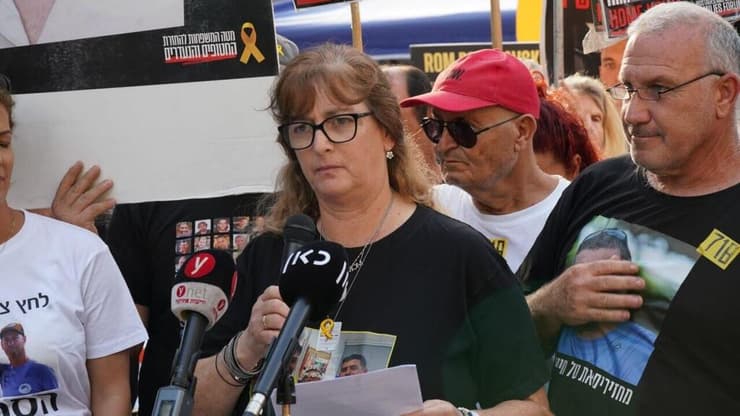 מאייר פונה לטראמפ: "תעצור את הטירוף" (צילום: רן מלמד) הצהרת משפחות החטופים במאהל ירושלים