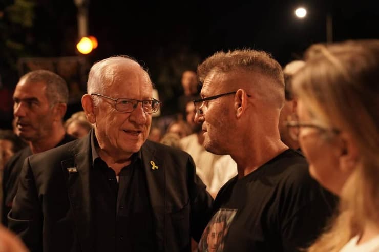 הנשיא ריבלין עם משפחות החטופים ליד מעון רה"מ