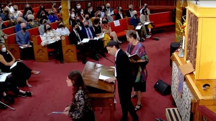 זוהראן ממדאני המועמד הדמוקרטי לראש העיר מבקר בבית כנסת בניו יורק בערב ראש השנה 