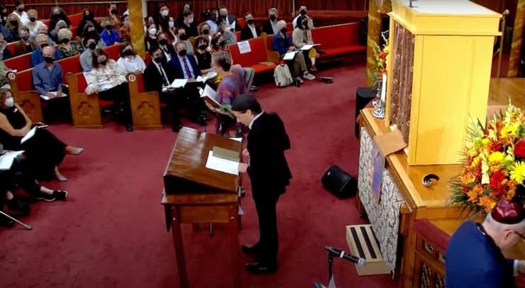 זוהראן ממדאני המועמד הדמוקרטי לראש העיר מבקר בבית כנסת בניו יורק בערב ראש השנה 