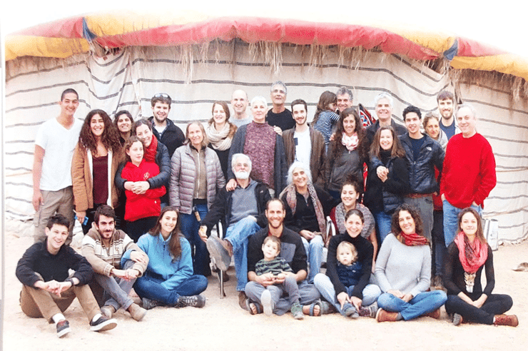 הניצחון על הנאצים הושלם. אברהם ונעמי במרכז, עם הילדים הנכדים והנינים בטיול משפחתי בעזוז, 2016