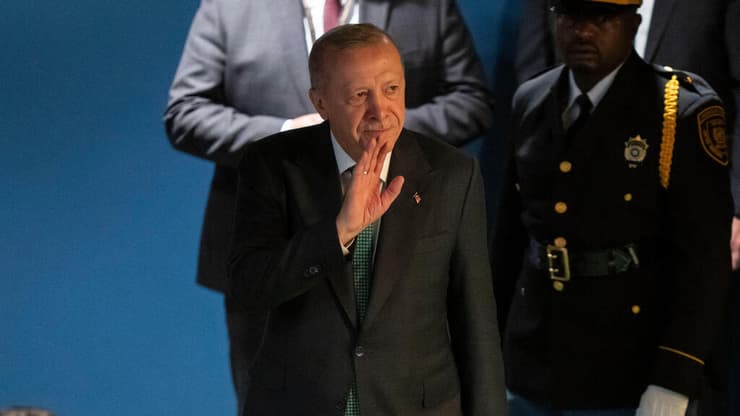 נשיא טורקיה ארדואן (צילום: AP/Yuki Iwamura) נשיא טורקיה ארדואן מציג תמונה מעזה בעצרת הכללית של האו"ם בניו יורק