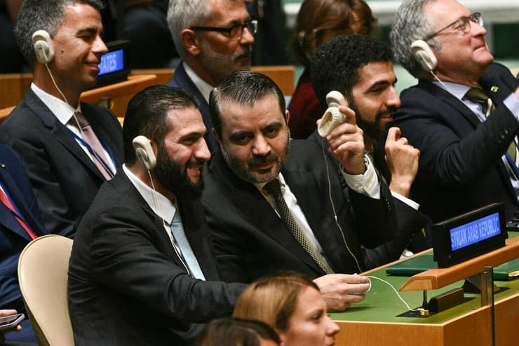 נשיא סוריה החדש אחמד א-שרע מאזין לנאום טראמפ, הערב בכינוס העצרת (צילום: Brendan SMIALOWSKI / AFP) אל ג'ולני, נשיא סוריה, בעצרת הכללית של האו"ם בניו יורק