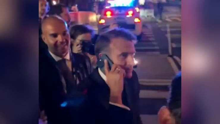 נשיא צרפת מקרון מתקשר לטראמפ ומודיע לו שהשיירה שלו חוסמת את הגישה לרכבו