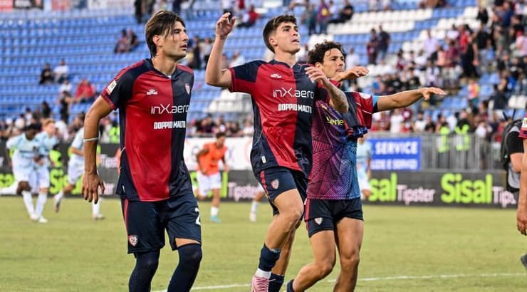 שחקני קליארי רצים לחגוג עם הקהל (IMAGO) שחקני קליארי רצים לחגוג עם הקהל