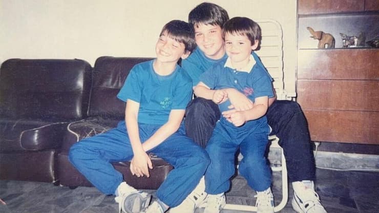 מימין לשמאל: החטוף איתן הורן, שורד השבי יאיר הורן, ואחיהם עמוס הורן (צילום: באדיבות המשפחה) מימין לשמאל: החטוף איתן הורן, שורד השבי יאיר הורן, ואחיהם עמוס הורן