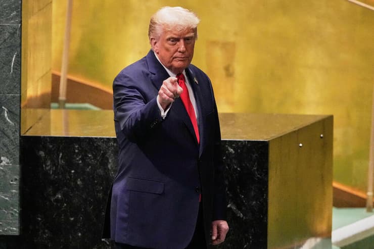 מכסים נגד מי שקונה נפט מרוסיה? קודם שאירופה תפסיק. טראמפ, הערב (צילום: AP/Richard Drew) נשיא ארה"ב דונלד טראמפ נואם בעצרת הכללית של האו"ם בניו יורק