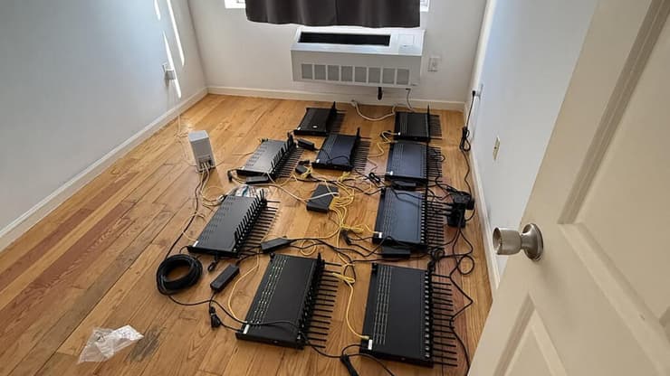 צילום: Handout / US SECRET SERVICE / AFP מוצרי אלקטרוניקה אסורים שנמצאו באזור בניו יורק שבו מתקיימת העצרת הכללית של האו"ם