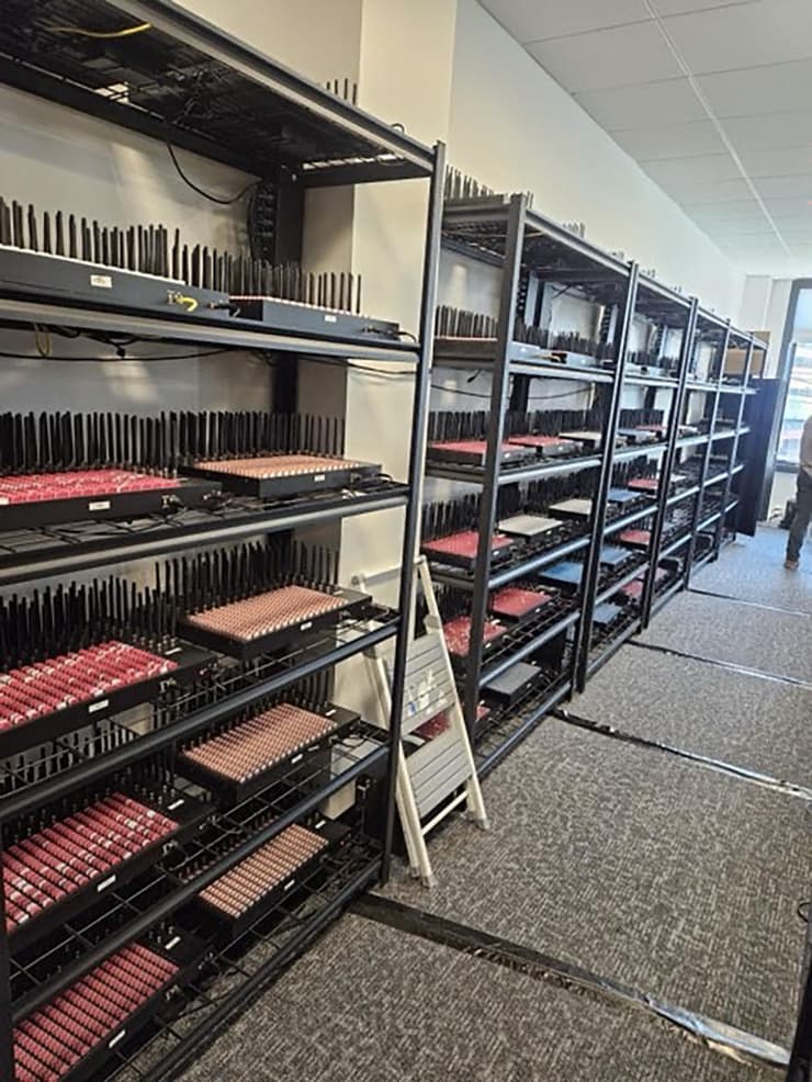 מוצרי אלקטרוניקה אסורים שנמצאו באזור בניו יורק שבו מתקיימת עצרת האו"ם (צילום: Handout / US SECRET SERVICE / AFP) מוצרי אלקטרוניקה אסורים שנמצאו באזור בניו יורק שבו מתקיימת העצרת הכללית של האו"ם