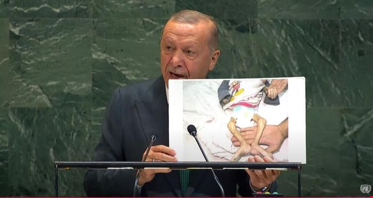 נשיא טורקיה ארדואן נואם נגד ישראל, הערב. ייפגש גם הוא עם טראמפ (צילום: UN) נשיא טורקיה ארדואן מציג תמונה של תינוק בעזה בעצרת הכללית של האו"ם בניו יורק