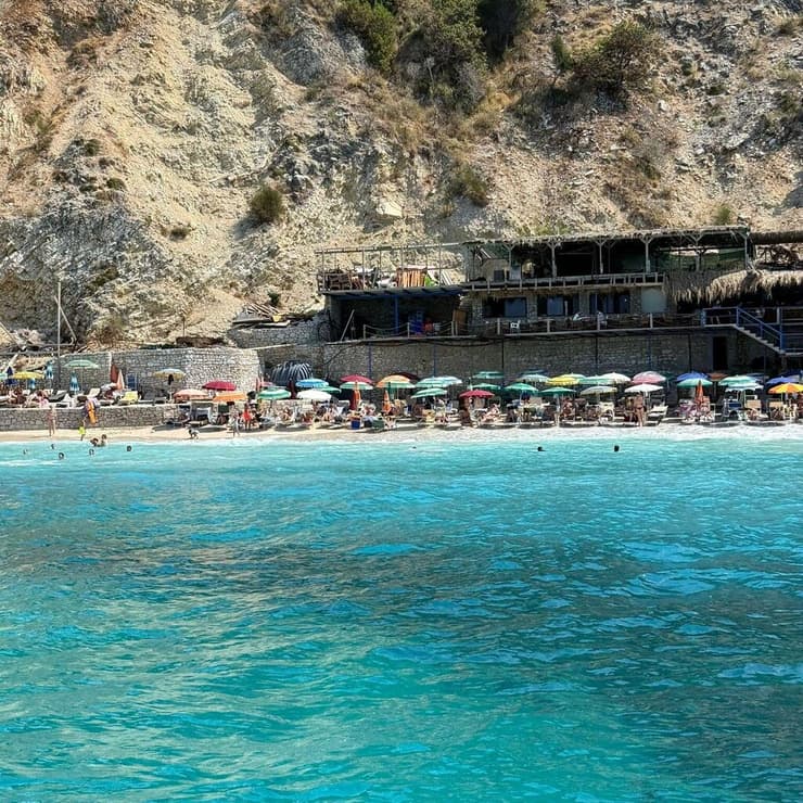 חוף באלבניה. "מצטלמת יפה, ואולי זה מה שמספיק ב-2025"