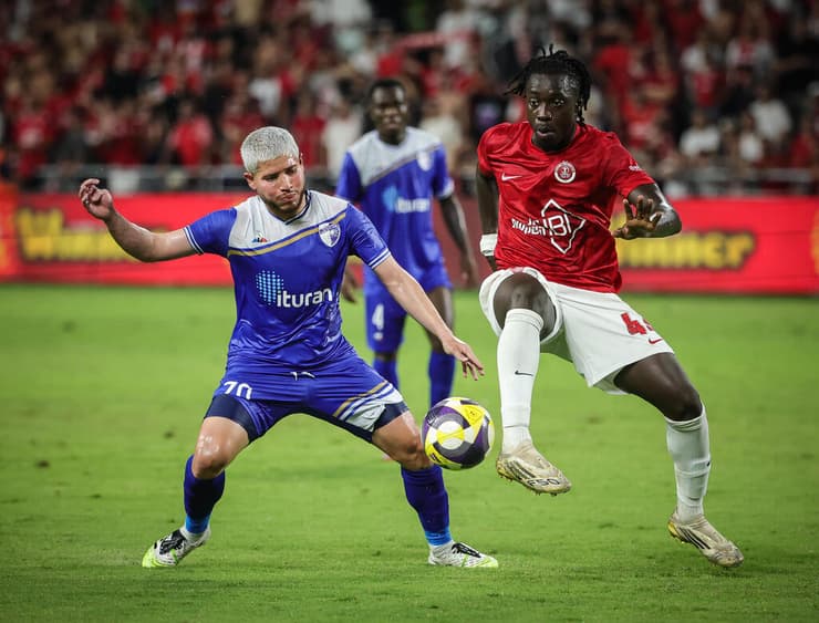 אוגריסה (משמאל)