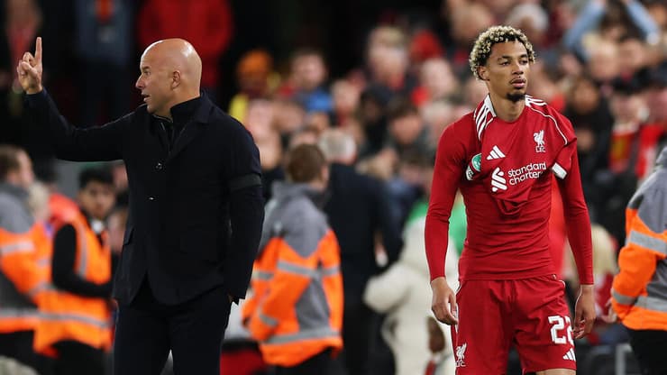 שחקן ליברפול הוגו אקיטיקה עם ארנה סלוט